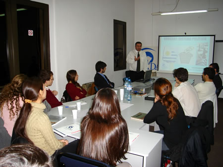 Nelson Fern�ndez durante el seminario ''El sistema pol�tico uruguayo'' del Ciclo de Actualidad Regional 2007