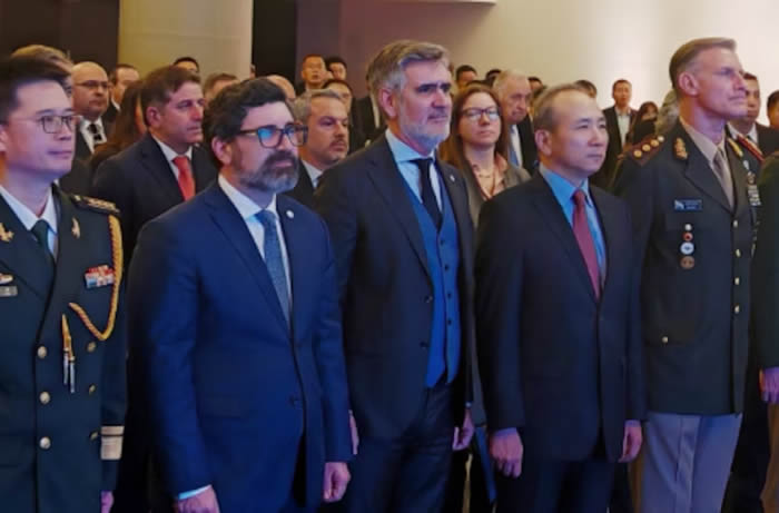 Fernando Brun (en el centro) y el embajador de China, Wang Wei, participan en un acto conmemorativo junto a delegaciones militares y diplomáticas. (Embajada de China en Argentina) | - Foto: Infobae