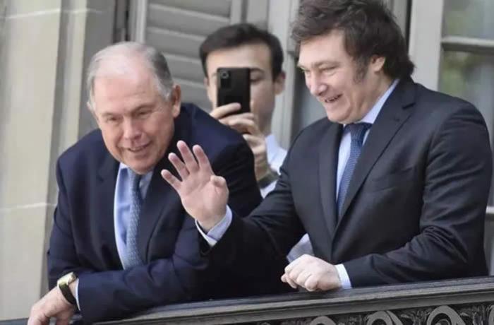 El canciller argentino Gerardo Werthein, con Milei en un balcón del Palacio San Martín, en la sede de la Cancillería Argentina. / EFE