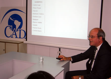 Orlando Guti&eacute;rrez Boronat durante su exposici&oacute;n en la sede de CADAL
